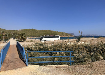 Речка и мостик, разделяющие пляж Бююкеджели (Büyükeceli) на две части – фотографии Турции