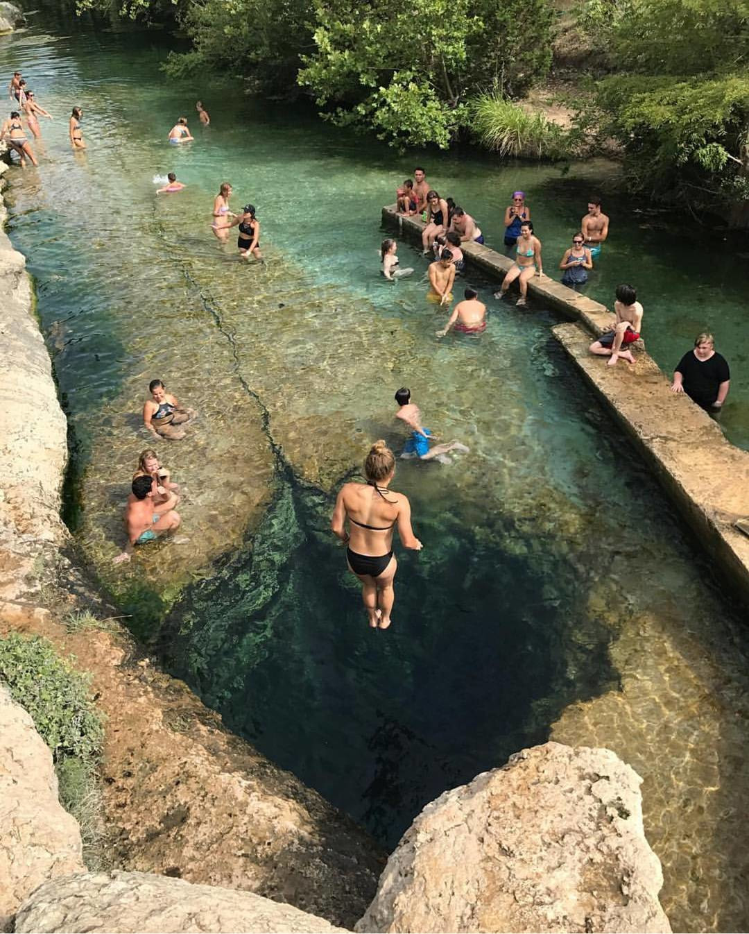 Вода в колодце Иакова (Jacob's Well) прозрачна, но увидеть дно невозможно – фотографии США