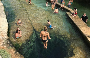 Вода в колодце Иакова (Jacob's Well) прозрачна, но увидеть дно невозможно – фотографии США