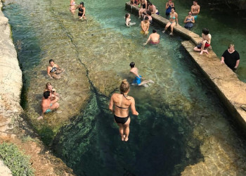 Вода в колодце Иакова (Jacob's Well) прозрачна, но увидеть дно невозможно – фотографии США