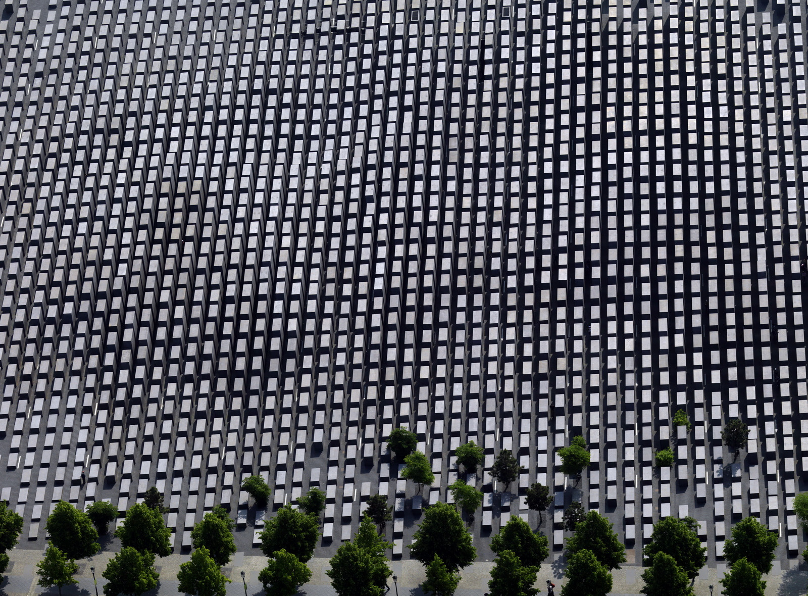 Огромный мемориал жертвам Холокоста в Берлине  – фотографии Германии