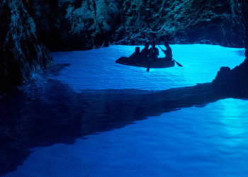 Голубой грот - это потрясающее природное явление, расположенное в 5 км к югу от острова Вис – фотографии Хорватии