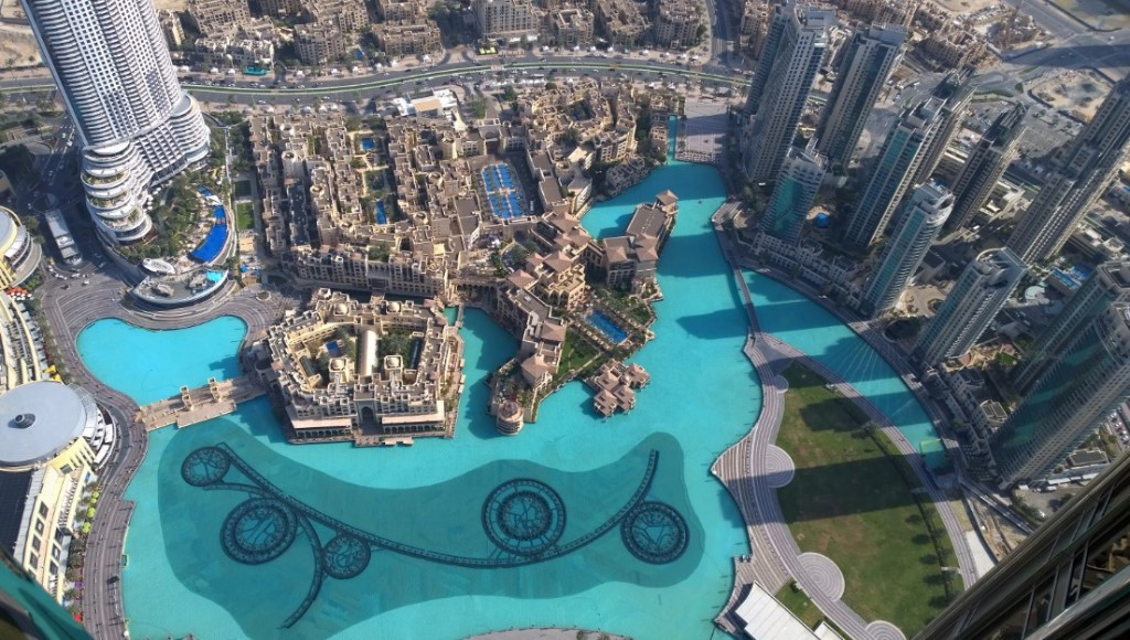 Внутри башни Бурдж-Халифа расположены развлекательные и торговые центры – фотографии ОАЭ