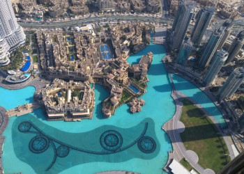 Внутри башни Бурдж-Халифа расположены развлекательные и торговые центры – фотографии ОАЭ