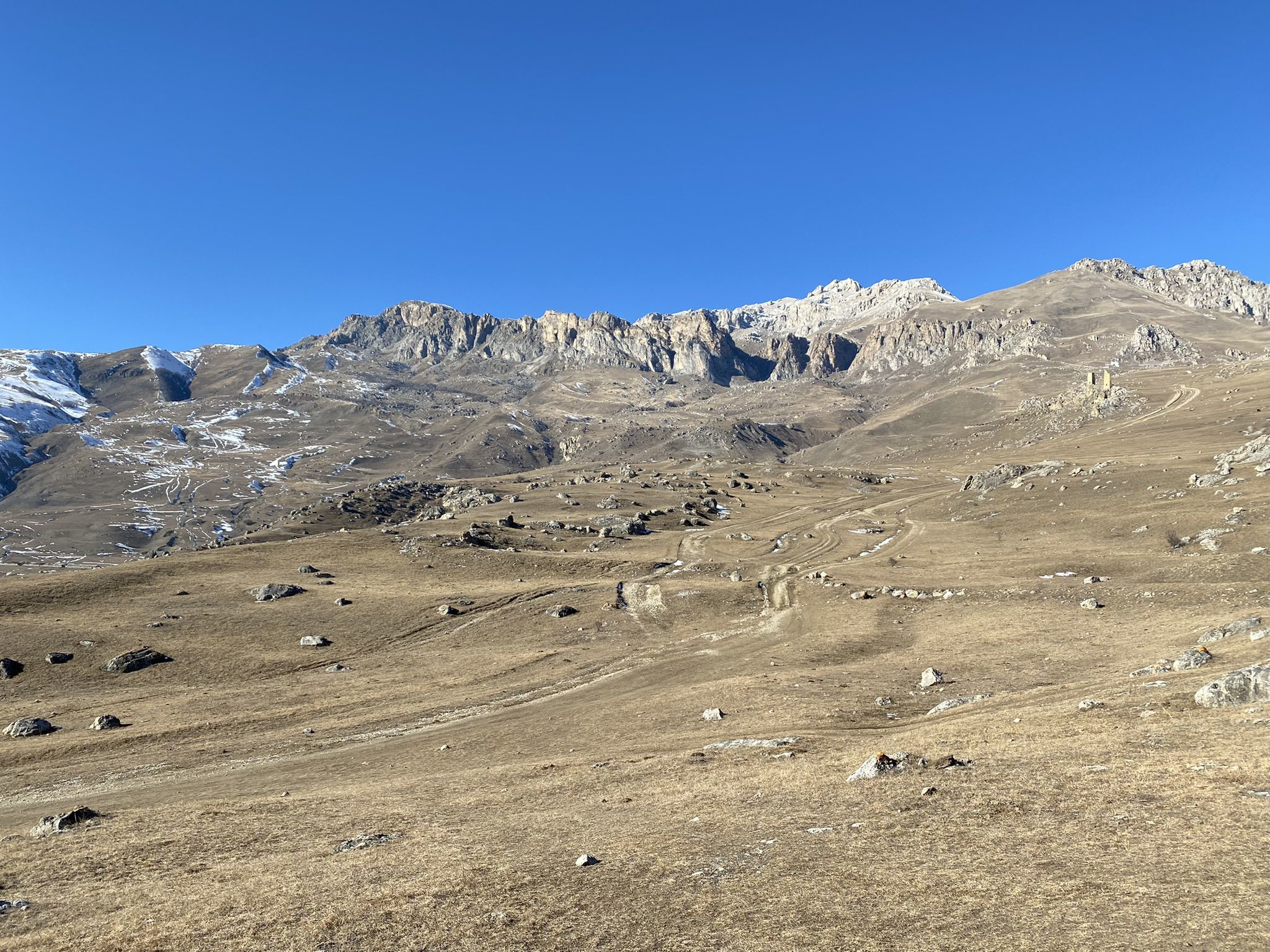 Старинное селение Цмити или Цимити, вид на горы – фотографии России