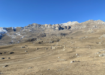 Старинное селение Цмити или Цимити, вид на горы – фотографии России