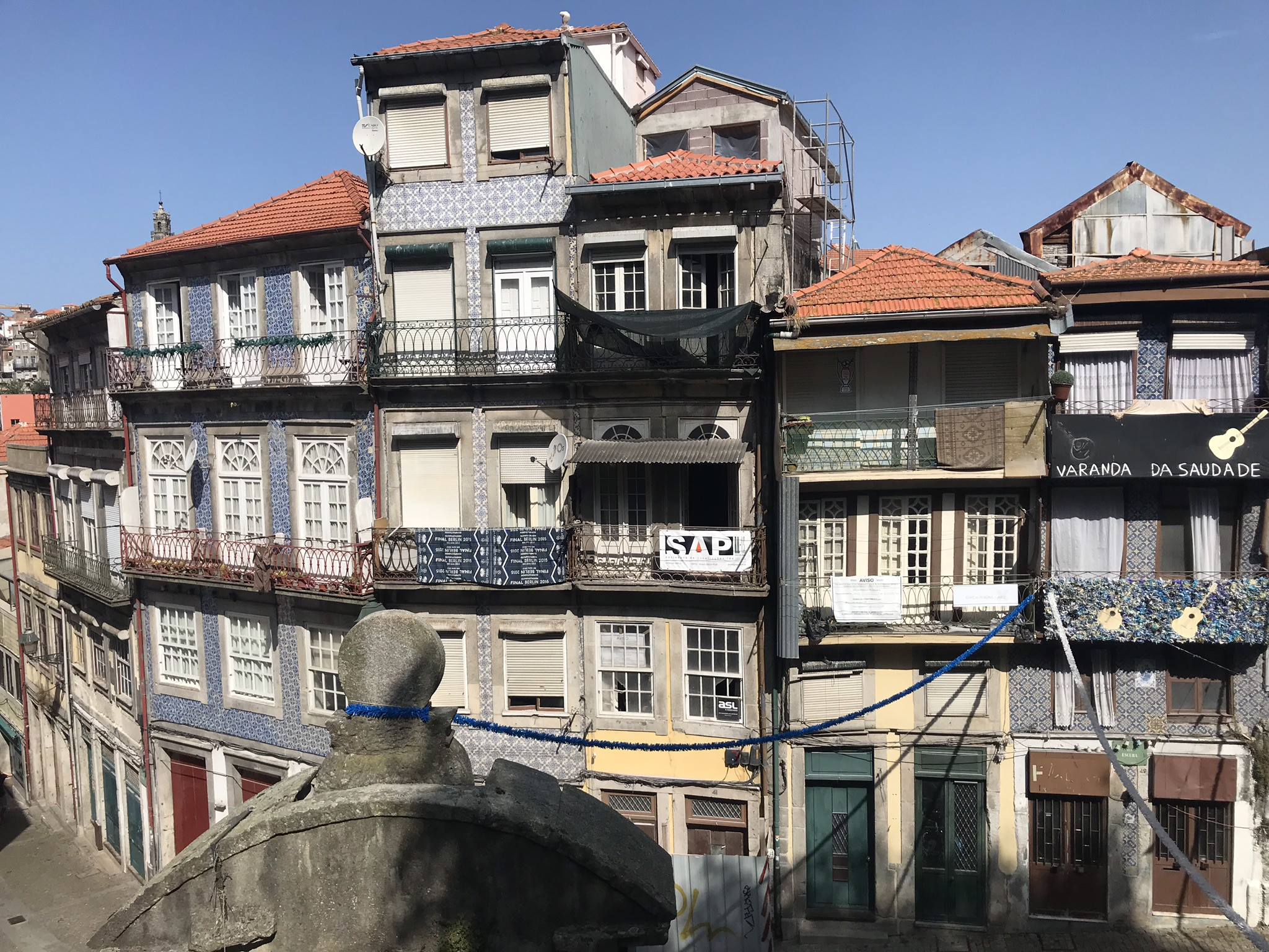 Вид на жилые дома в Порту с дороги – фотографии Португалии