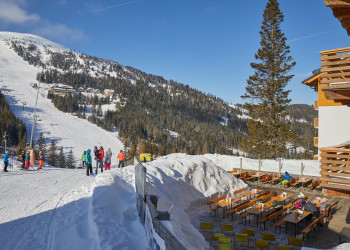 Ресторанчики и горнолыжный спуск. Санкт-Михаэль. Австрия – фотографии Австрии