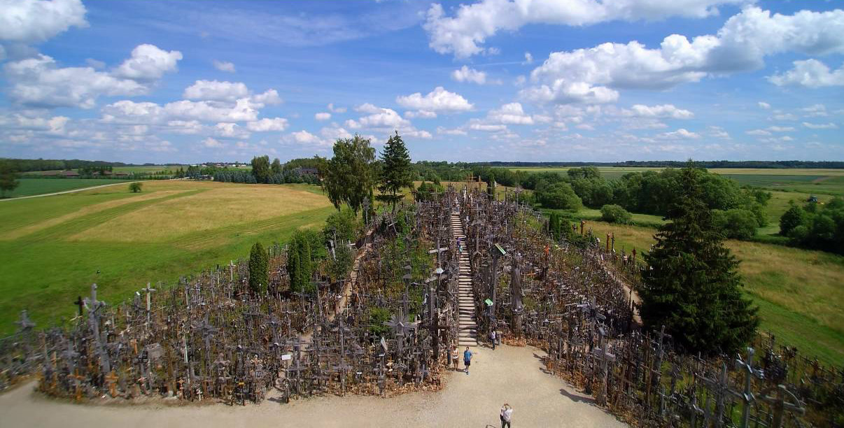 В 1961 году власти Союза стали зачищать священную Гору Крестов, что разожгло огонь в душах верующих – фотографии Литвы