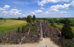 В 1961 году власти Союза стали зачищать священную Гору Крестов, что разожгло огонь в душах верующих – фотографии Литвы