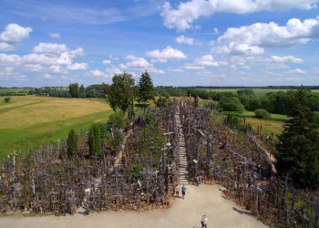 В 1961 году власти Союза стали зачищать священную Гору Крестов, что разожгло огонь в душах верующих – фотографии Литвы