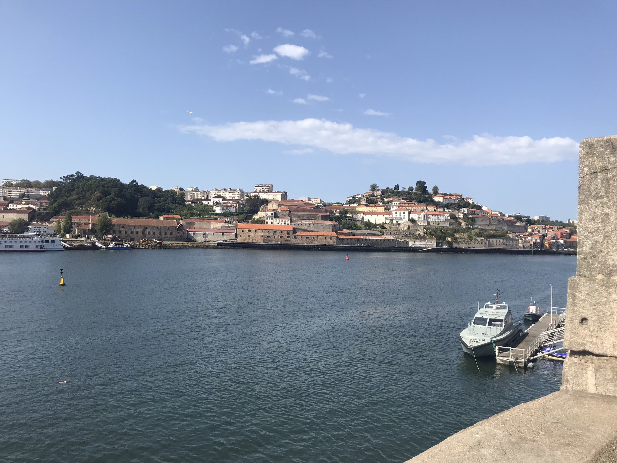 Вид с набережной исторического центра в Порту – фотографии Португалии