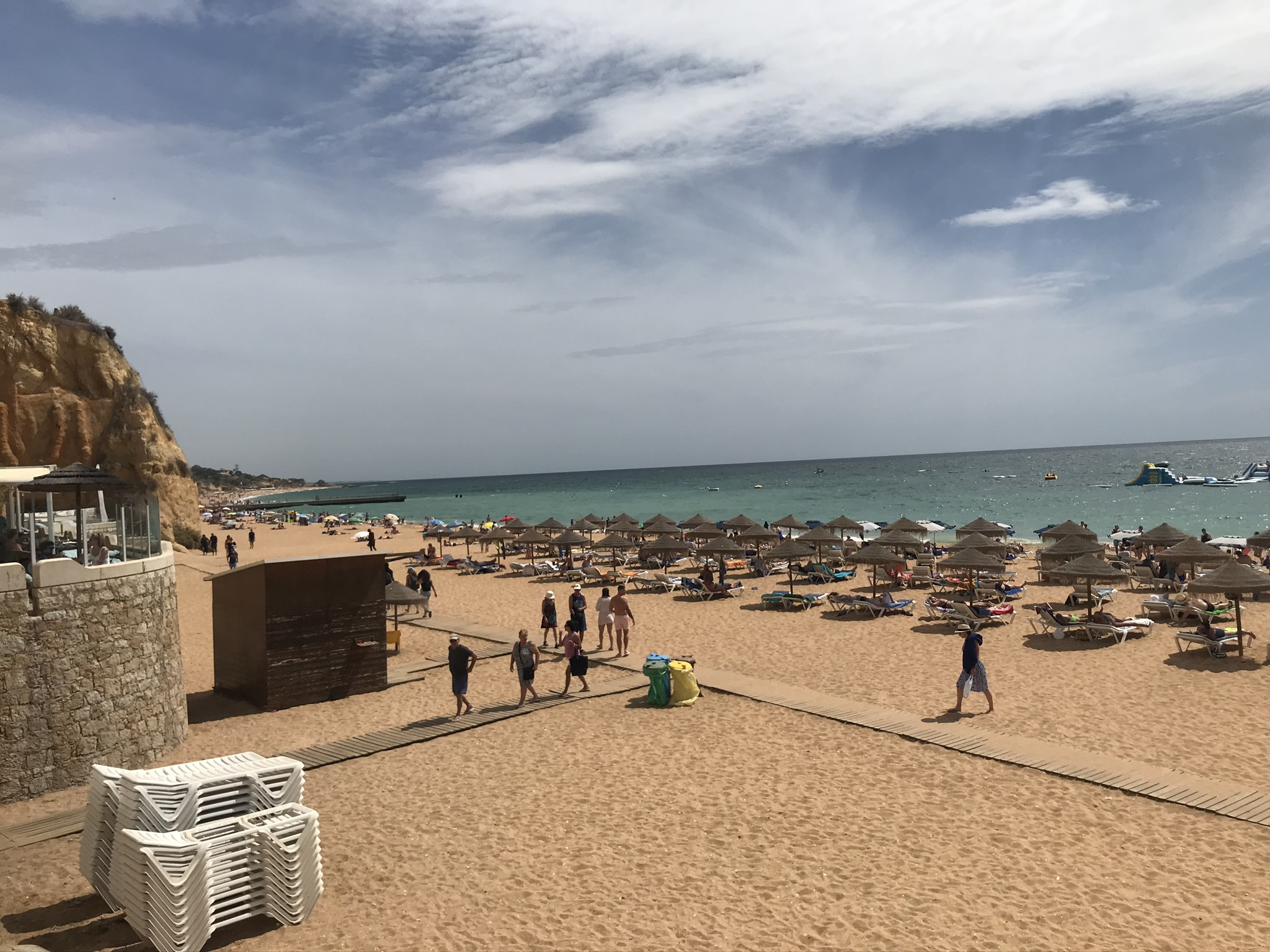 Вид на широком пляже Албуфейры, Португалия – фотографии Португалии