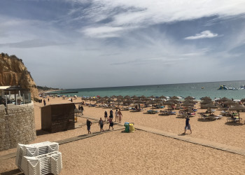 Вид на широком пляже Албуфейры, Португалия – фотографии Португалии