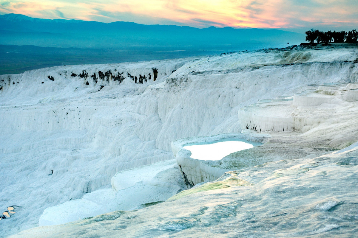 Белые склоны Памуккале (Pamukkale) в Турции как "хлопковый замок" – фотографии Турции