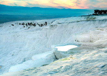 Белые склоны Памуккале (Pamukkale) в Турции как "хлопковый замок" – фотографии Турции