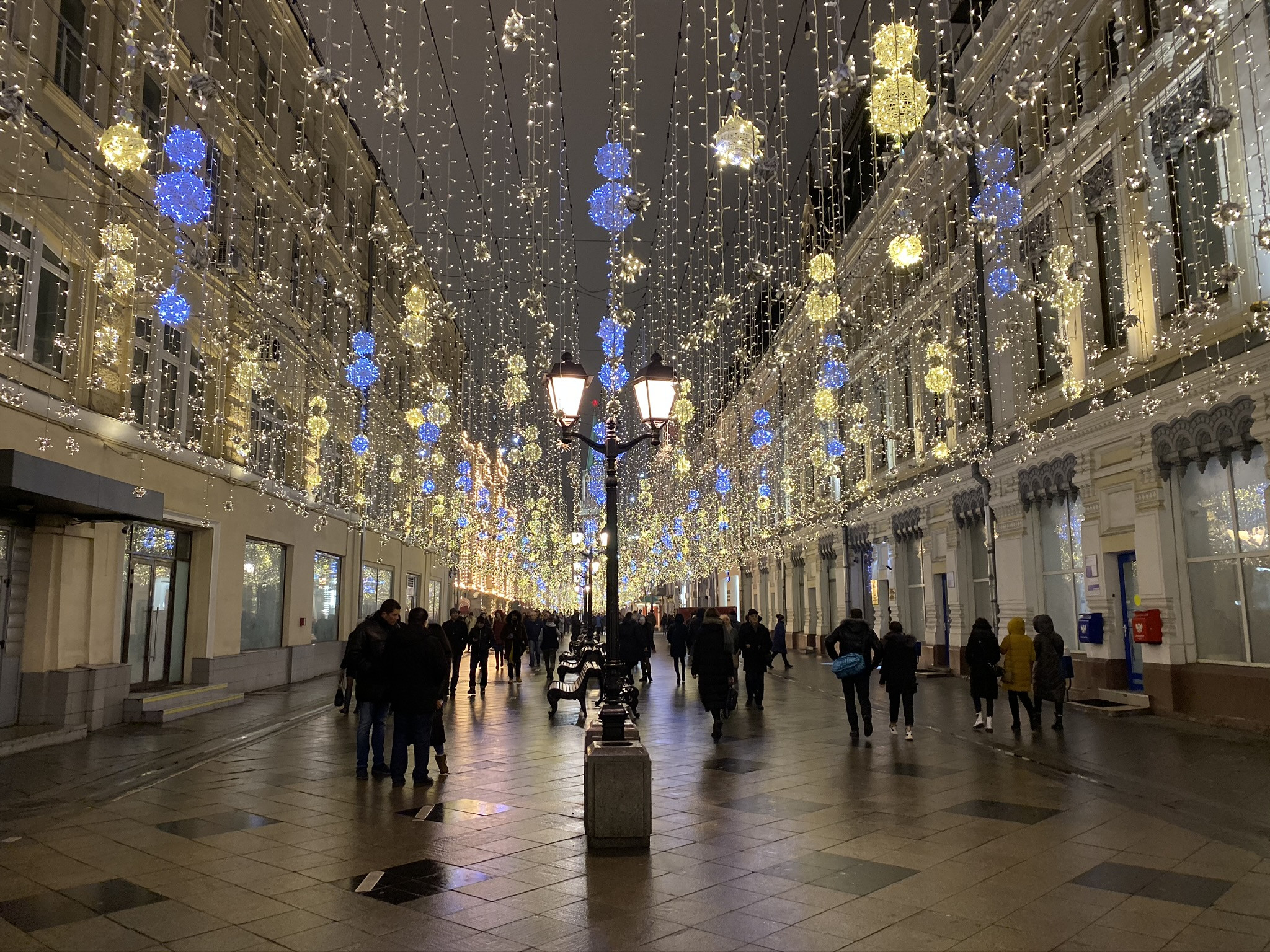 Никольская улица в новогодние праздники – фотографии России