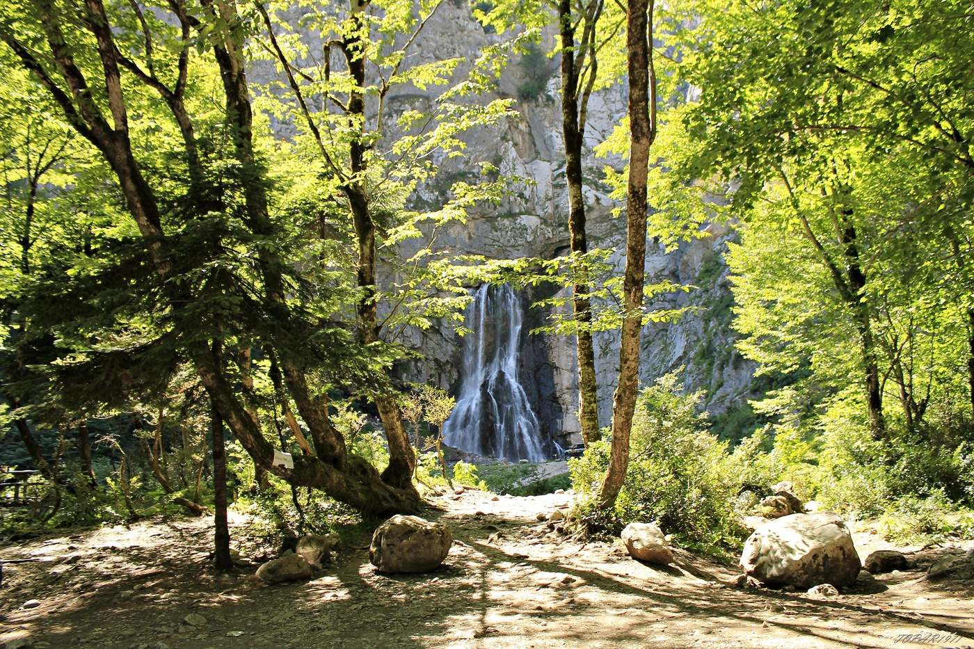Водопад в лесу. Озеро Рица. Абхазия – фотографии Абхазии