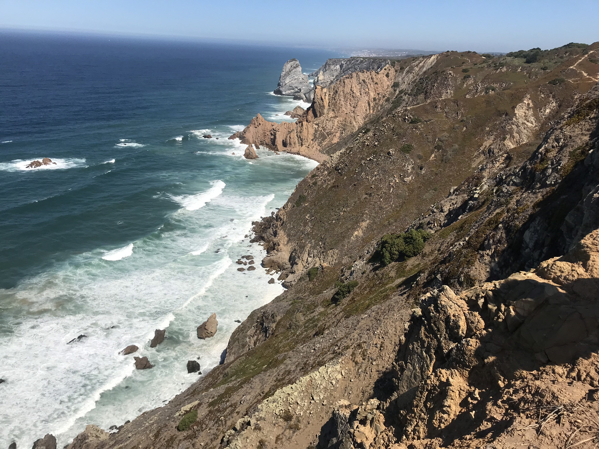 Вид со смотровой площадки мыса Рока (Cabo da Roca) в Португалии – фотографии Португалии