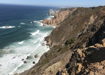 Вид со смотровой площадки мыса Рока (Cabo da Roca) в Португалии – фотографии Португалии