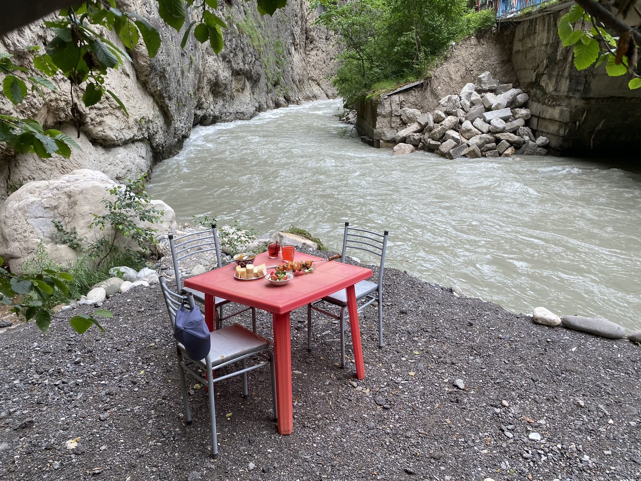 Чегемское ущелье, обед у реки – фотографии России