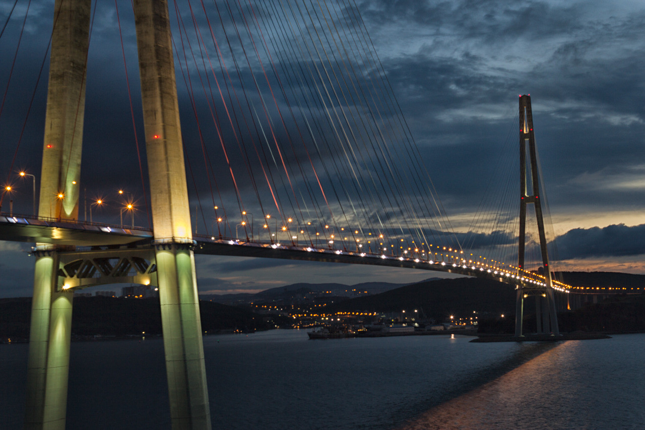 Золотой мост во Владивостоке был возведён в 2012 году – фотографии России