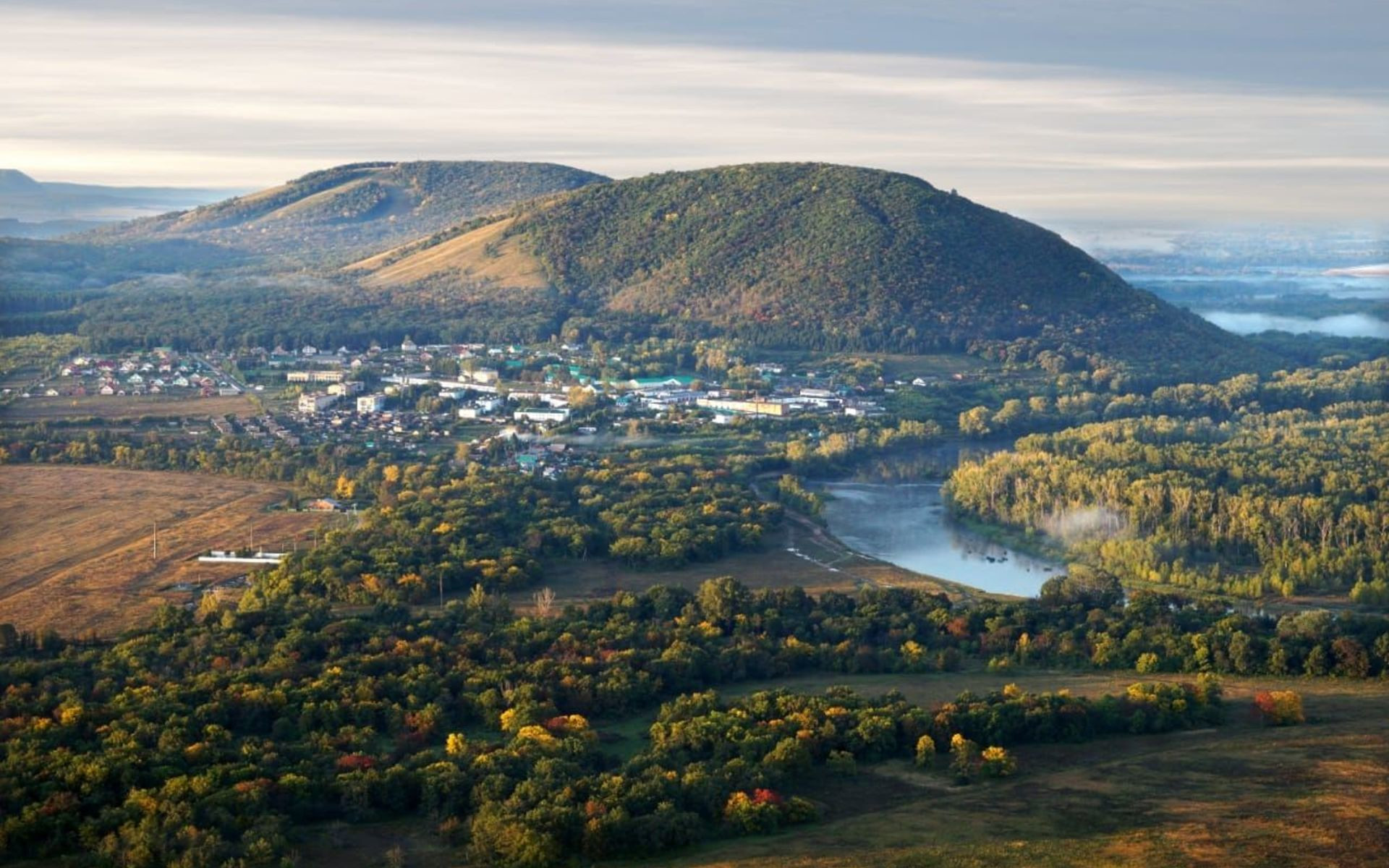 Конусообразные стерлитамакские шиханы (Bashkortostan Shihans), Башкирия – фотографии России