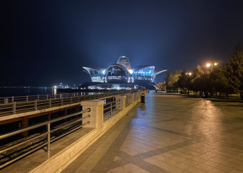 Вид с набережной на торговый центр Caspian Waterfront Mall в Баку – фотографии Азербайджана