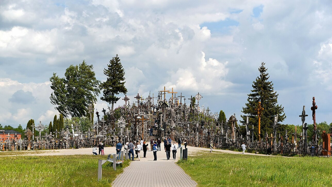 На Горе Крестов разрешается оставить привезённое с собой распятие, так как вера паломников в удачу – фотографии Литвы