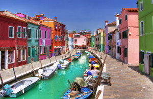 Единственная церковь острова Бурано напоминает Пизанскую башню своим наклоном – фотографии Италии