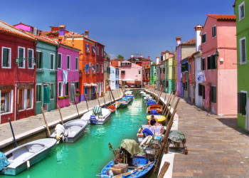 Единственная церковь острова Бурано напоминает Пизанскую башню своим наклоном – фотографии Италии