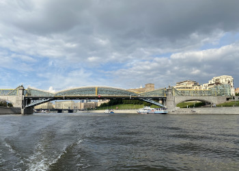 Пешеходный мост на Киевской, вид с воды – фотографии России