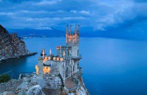 Замок Ласточкино гнездо был возведён ещё в 1912 году и внешне очень напоминает рыцарский замок – фотографии России