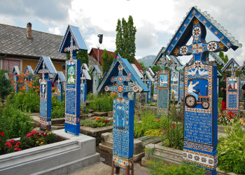 Веселое кладбище у маленькой деревни Сэпынца в Румынии – фотографии Румынии