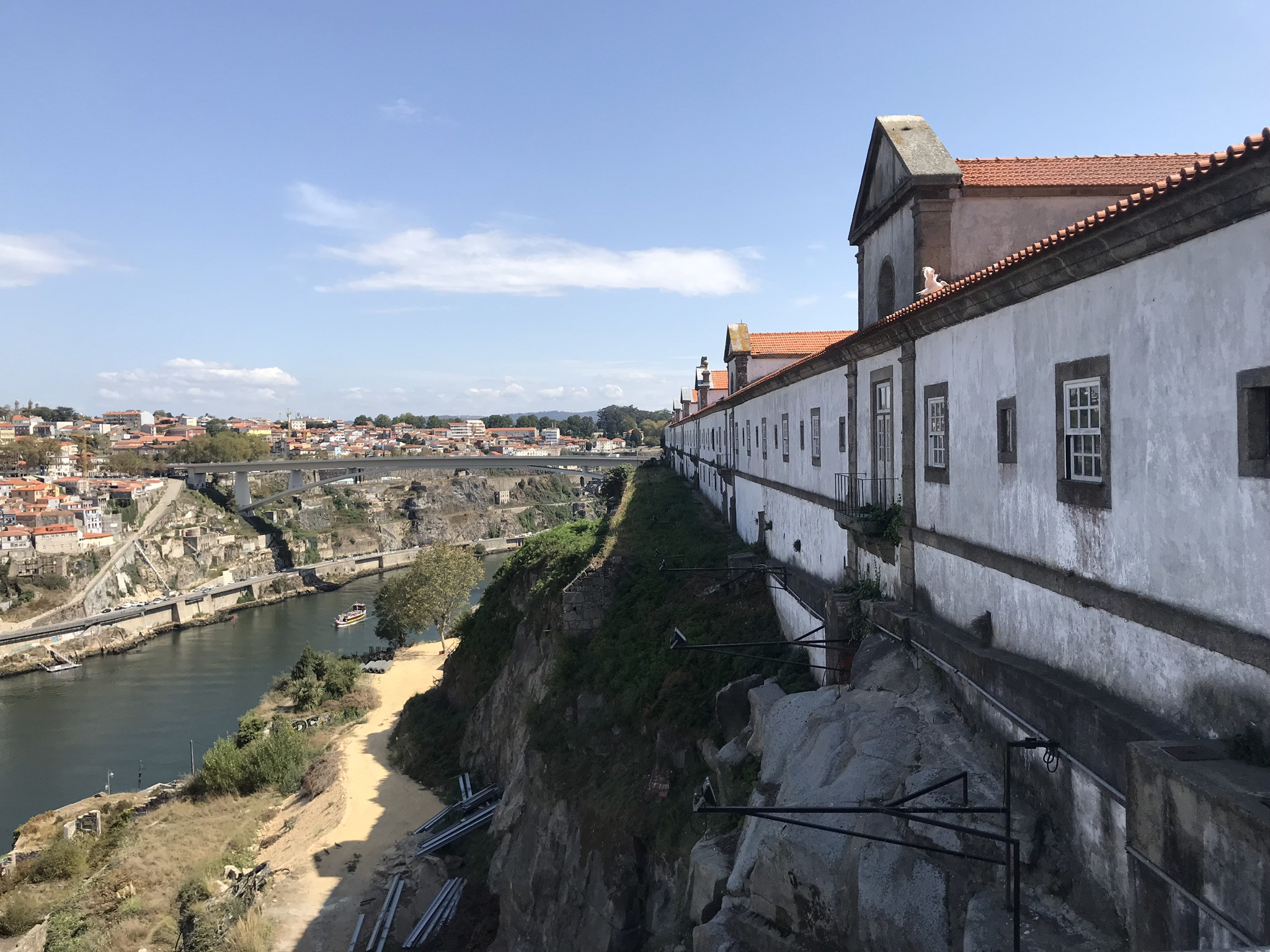 Стены монастыря Mosteiro da Serra do Pilar, Порту – фотографии Португалии
