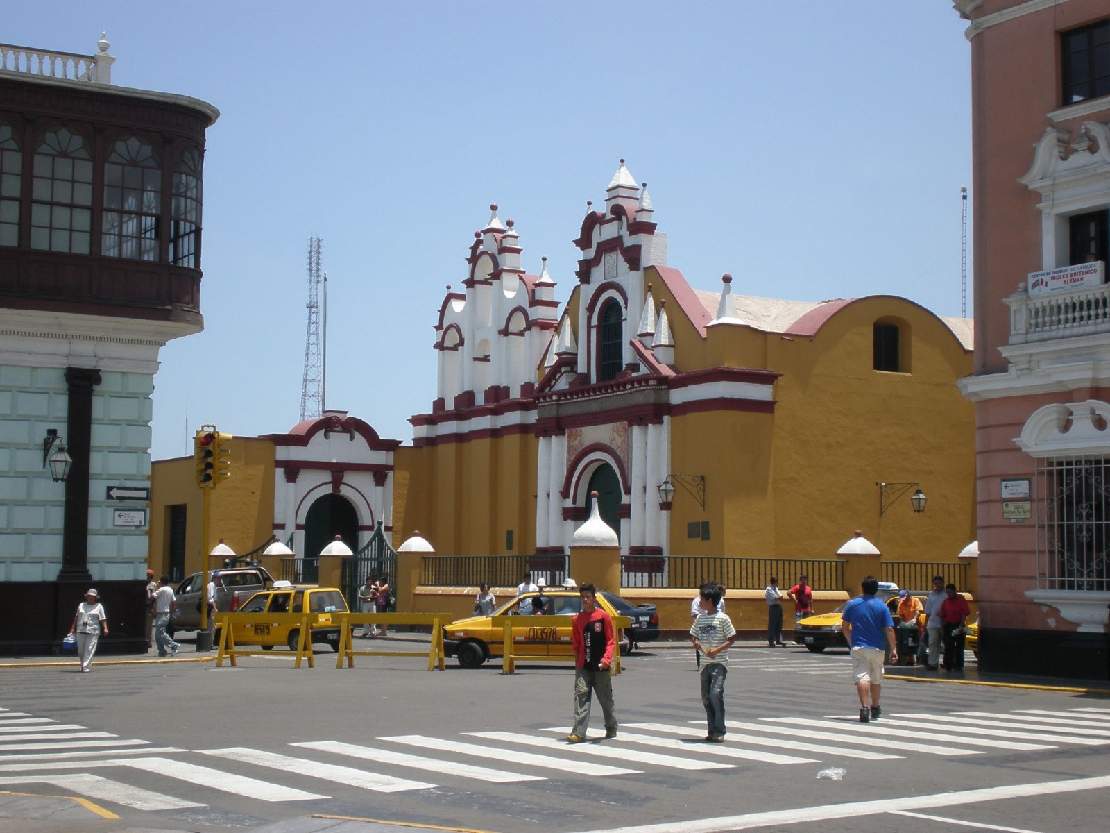 Площадь Пласа-де-Армас (Plaza-de-Armas) в Трухильо – фотографии Перу