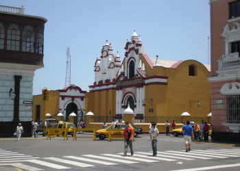 Площадь Пласа-де-Армас (Plaza-de-Armas) в Трухильо – фотографии Перу
