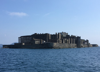 Японский остров Мицубиси Гункандзима (Gunkanjima), Нагасаки – фотографии Японии