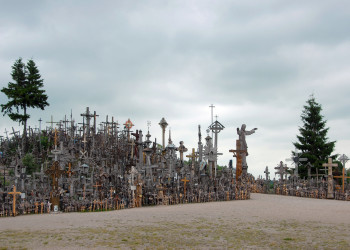 Гора Крестов в окрестностях города Шауляй – фотографии Литвы