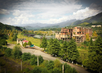 Вид на заброшенные дома. Ткуарчал. Абхазия – фотографии Абхазии