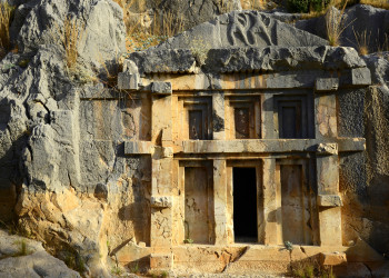 Скала-гробница в городе Мира, Кемер, Турция – фотографии Турции