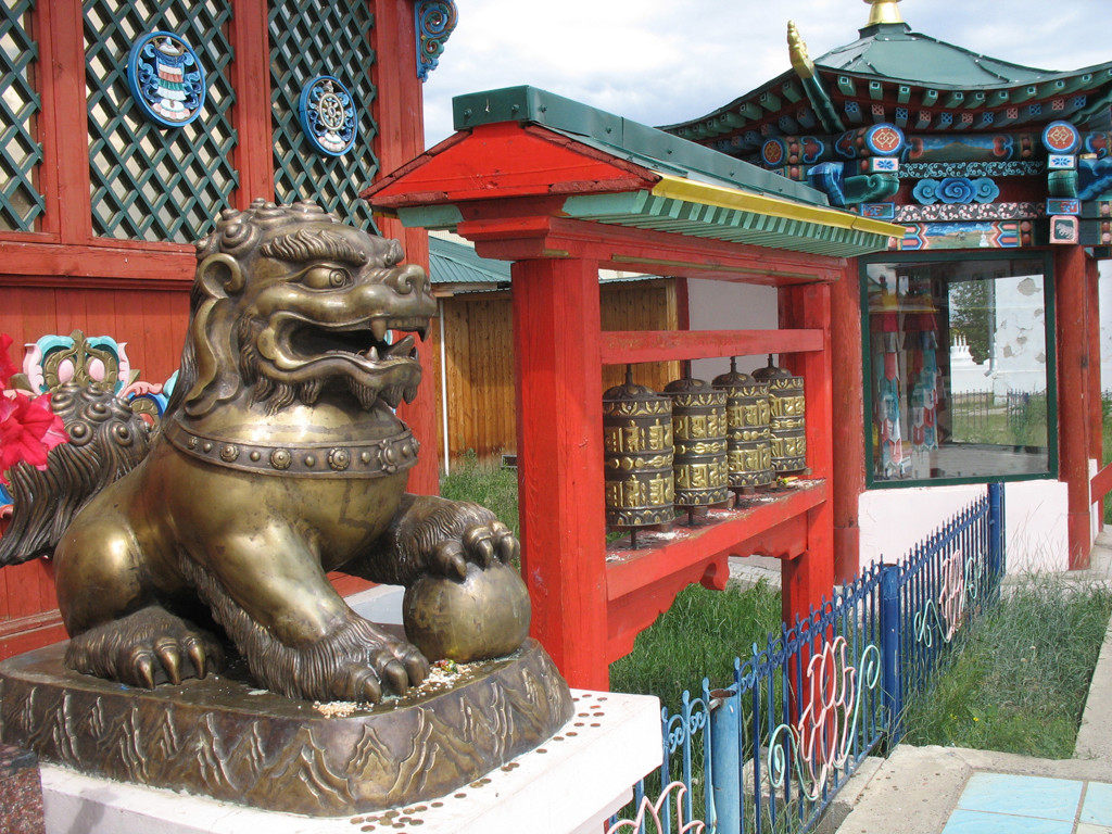 Добраться до Иволгинского дацана можно на своей машине из столицы Бурятии – фотографии России