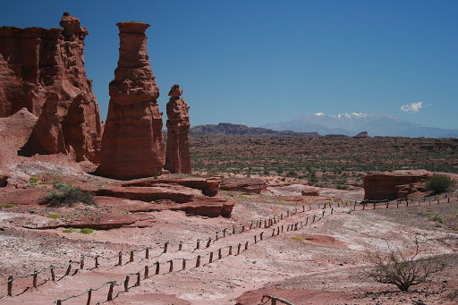 Дорожка через скалы. Талампайя. Аргентина – фотографии Аргентины