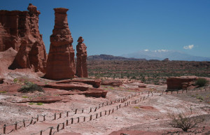 Дорожка через скалы. Талампайя. Аргентина – фотографии Аргентины