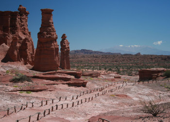 Дорожка через скалы. Талампайя. Аргентина – фотографии Аргентины