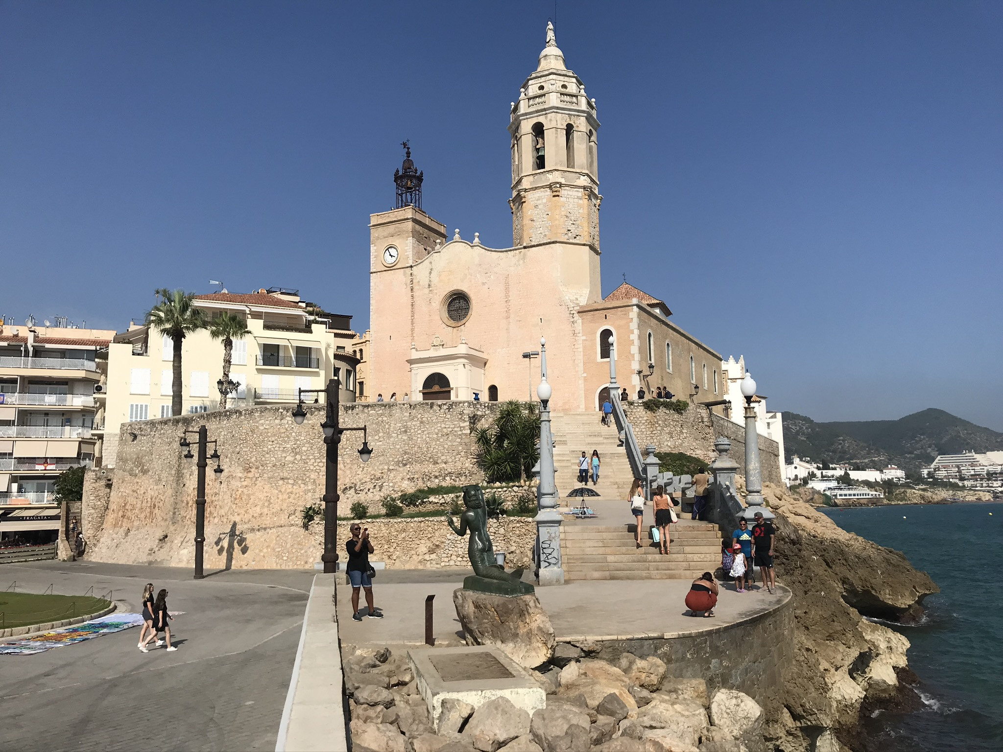 Красивая церковь Parròquia de Sant Bartomeu i Santa Tecla в Ситжесе – фотографии Испании