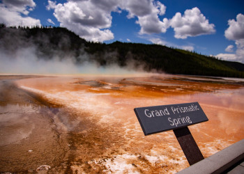 Геотермальный источник Гранд Присматик Спринг, парк Йеллоустоун – фотографии США