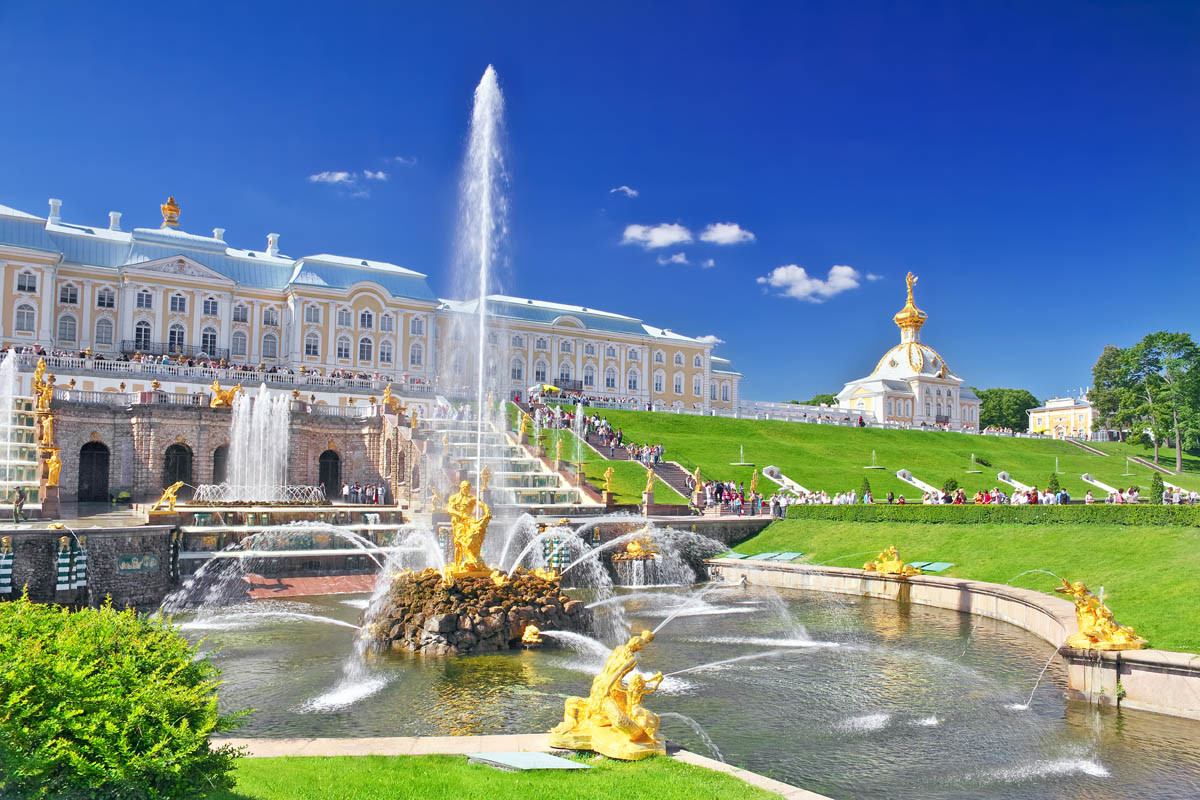 Дворец Монплезир в Петергофе (Peterhof), Санкт-Петербург, Россия – фотографии России