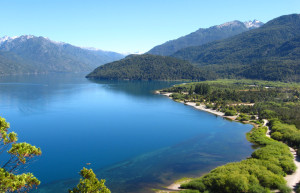 Озеро и горы. Национальный парк Лаго Пуэло. Аргентина. – фотографии Аргентины