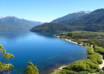 Озеро и горы. Национальный парк Лаго Пуэло. Аргентина. – фотографии Аргентины